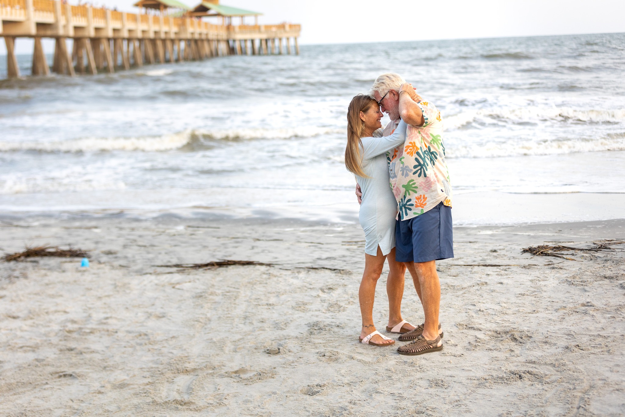 488216747_1058579926298114_5787576844086579161_n couple embracing on the beach